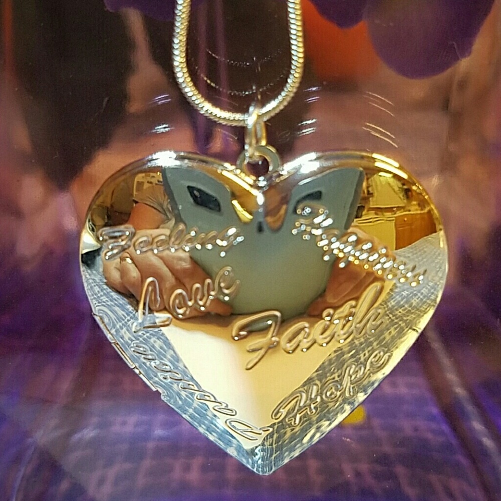 - Gorgeous large silver heart locket w/ss 925 chain